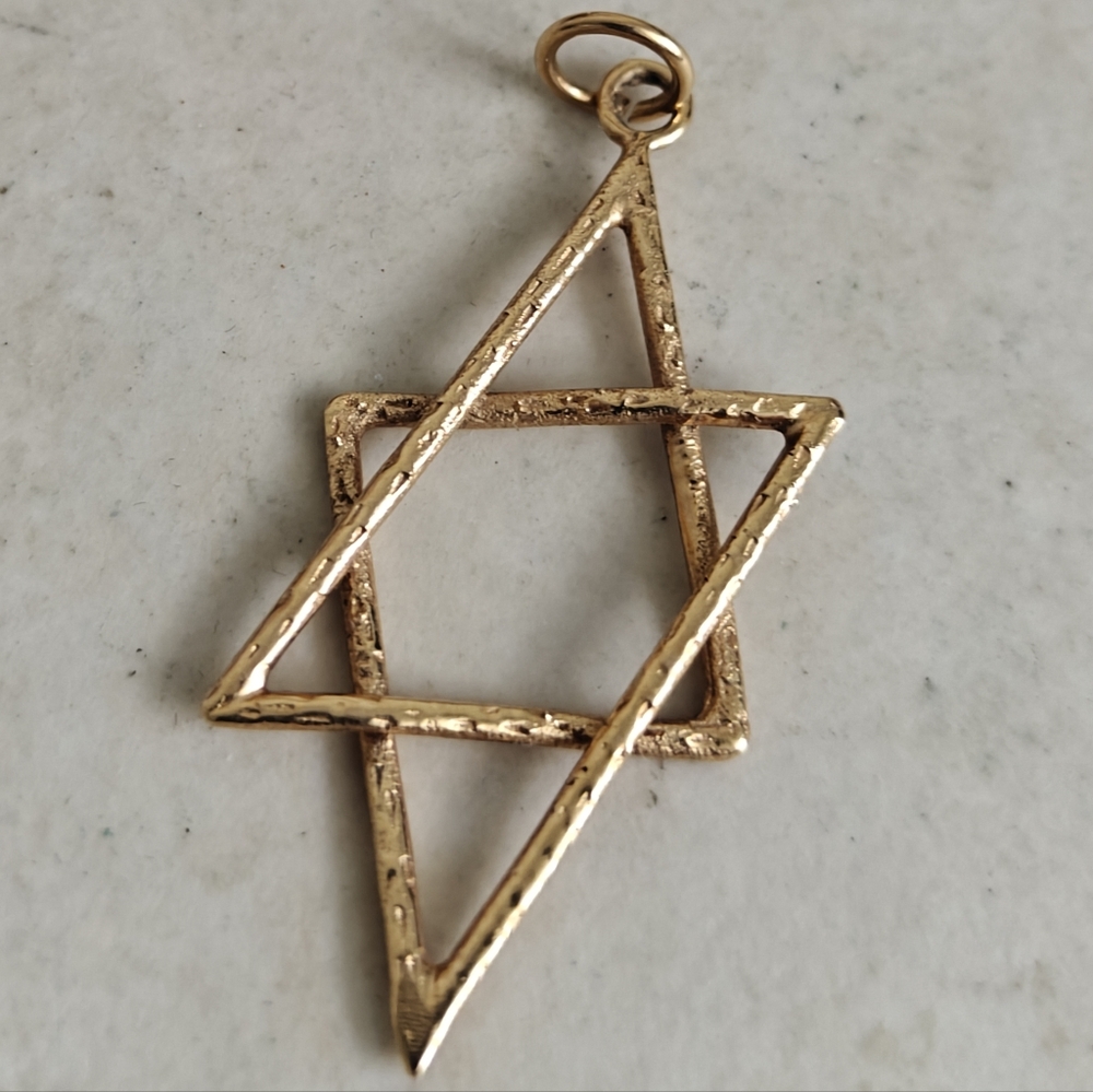Solid 18K Gold David Star Pendant New In Box - Picture 7 of 9